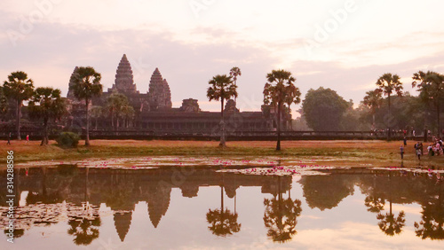 Beautiful landscape view of ancient temple heritage Angkor Wat at dawn in Siem Ream, Cambodia © BabyQ
