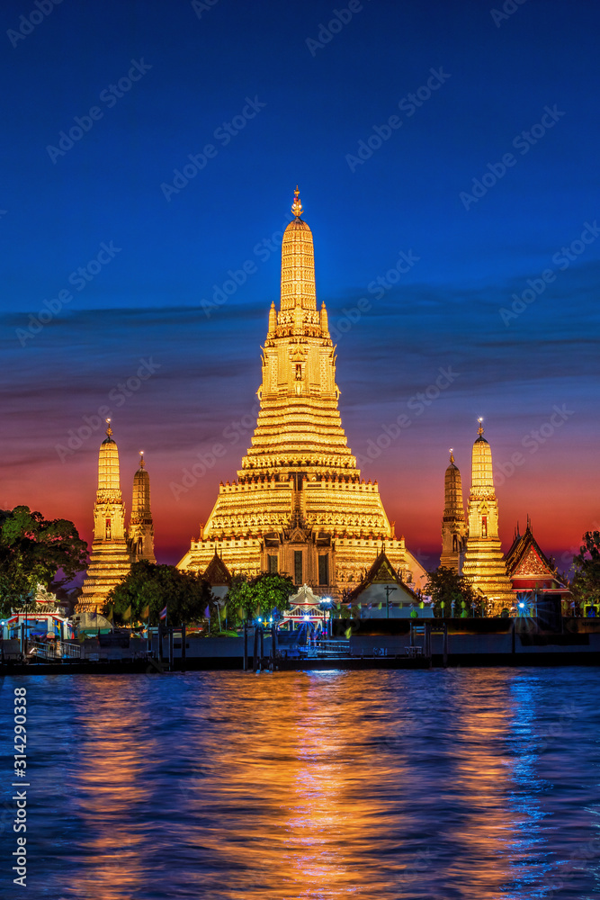 sunset at wat arun temple in bangkok, thailand(Temple Of Dawn) - obrazy, fototapety, plakaty 