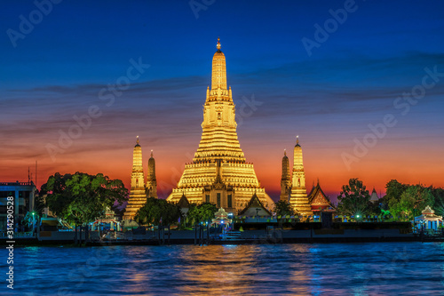 sunset at wat arun temple in bangkok, thailand(Temple Of Dawn)