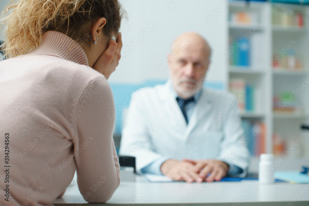 Obraz premium Doctor giving a bad diagnosis to a patient