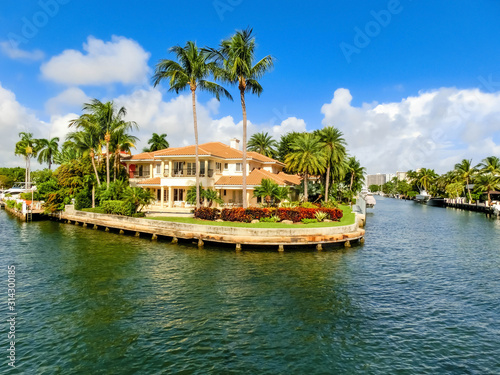 Luxury mansion in exclusive part of Fort Lauderdale