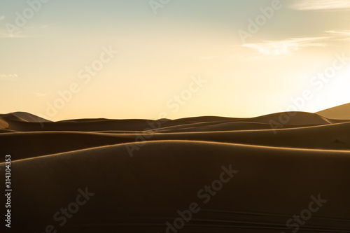 Atardecer en el desierto con dunas de fondo. Erg Chebbi, Marruecos.