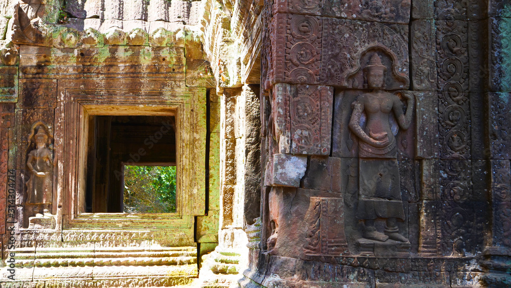 Stone rock carving art at Banteay Kdei, part of the Angkor wat complex in Siem Reap, Cambodia Stone rock carving art at Banteay Kdei, part of the Angkor wat complex in Siem Reap, Cambodia