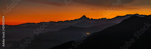 Schilderij op canvas the Sacra di San Michele and Monviso: the two symbols of Piedmont aligned at sunset