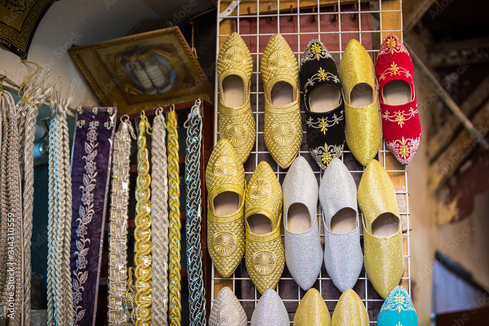 Obraz premium Babouches shoes in the shop of a merchant in the souk of the medina of Fes in Morocco