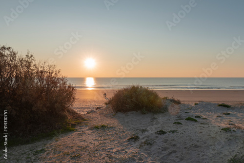 Atardecer en la playa de Costa Ballena  en la localidad de Rota  provincia de C  diz  Espa  a.