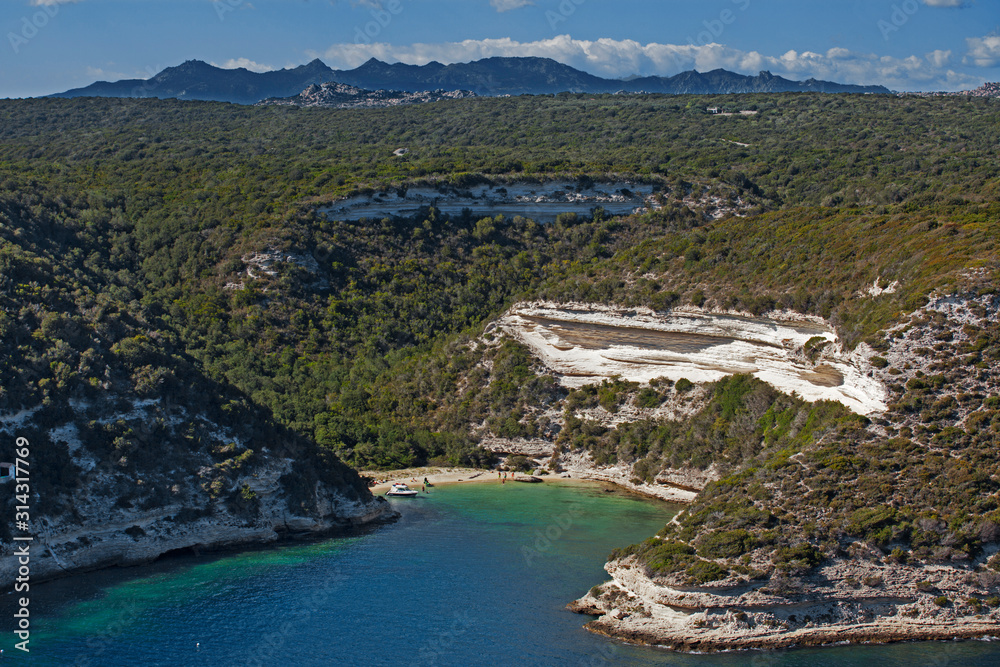 Baie de Bonifacio avec plage sur la mer Méditerranée en Corse