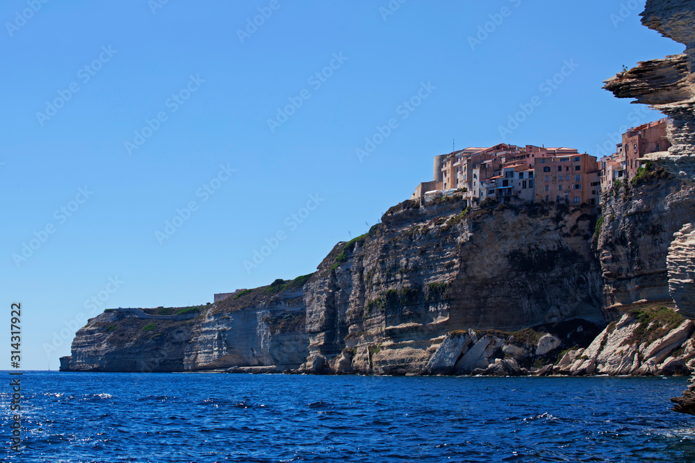 Falaises se jetant dans la mer Méditerranée, Corse, France Falaises se jetant dans la mer Méditerranée, Corse, France