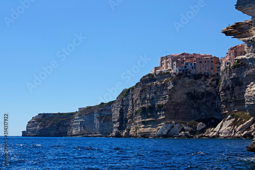 Falaises se jetant dans la mer Méditerranée, Corse, France