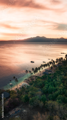 Atardecer en Paliton Beach  vista aerea. Siquijor  Filipinas.