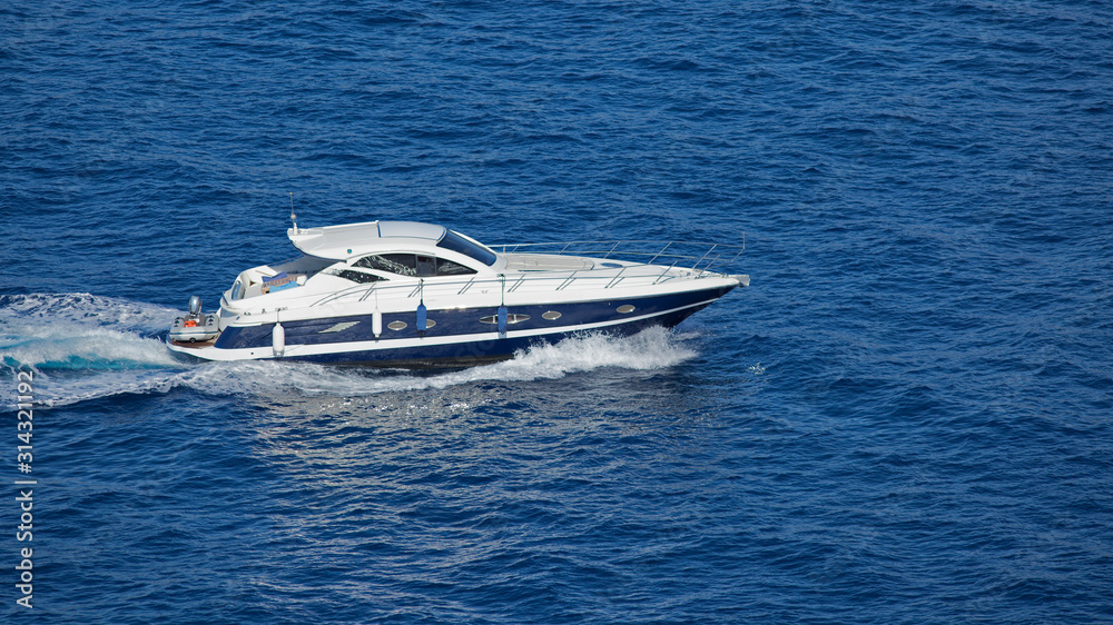 Fototapeta premium Bateau hors-bord blanc filant sur la mer Méditerranée, Corse