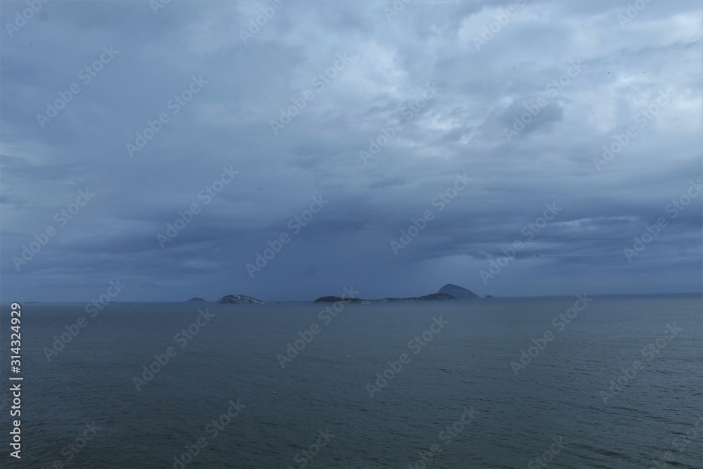 ilhas cagarras com nuvens escuras de chuva 