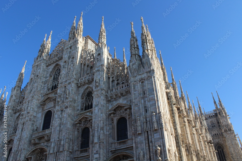 Duomo di Milano - cielo azzurro