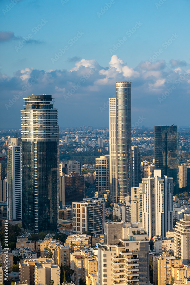 Fototapeta premium Ramat Gan i Tel Awiw Skyline o zachodzie słońca, nowy wieżowiec w Ramat Gan