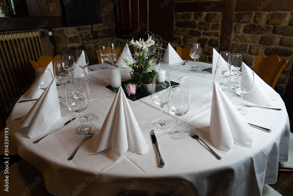 Tischdekoration im Restaurant für eine Hochzeit / table decorations in a restaurant for a wedding Tischdekoration im Restaurant für eine Hochzeit / table decorations in a restaurant for a wedding