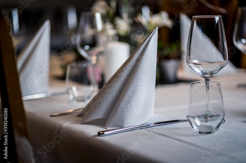Tischdekoration im Restaurant f  r eine Hochzeit   table decorations in a restaurant for a wedding