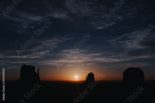 Coucher de soleil sur les buttes de Monument Valley © lorabarra