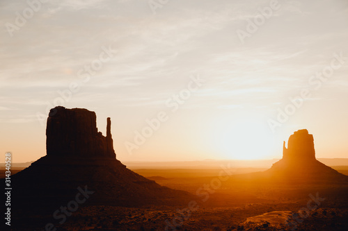 Lever de soleil sur les buttes de Monument Valley