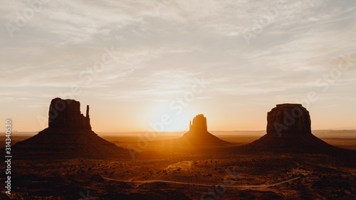 Lever de soleil sur les buttes de Monument Valley