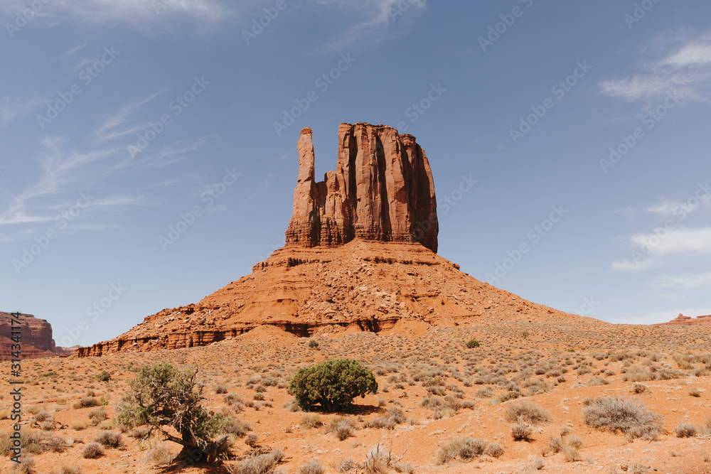 Les buttes populaires de la réserve des Navajos à Monument Valley