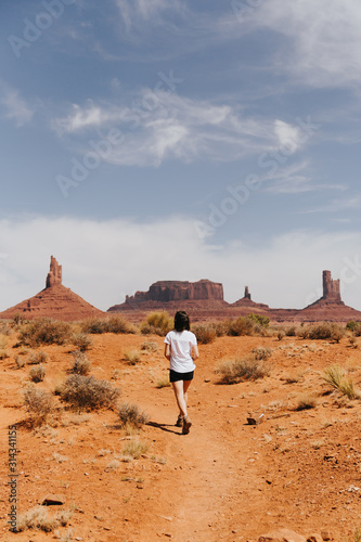 Femme randonnant dans Monument Valley