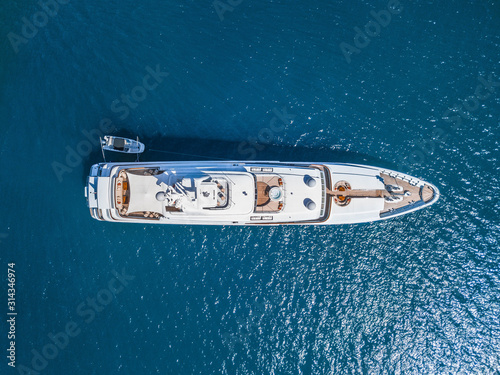 Yacht in blue water © Gytconas