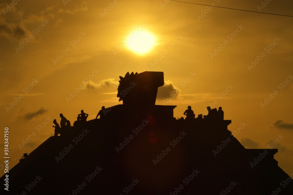 Obraz premium silhouette of castle at sunset