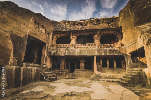 Φωτογραφία ELLORA, INDIA, DECEMBER 5 2016: Ellora caves in central India, a Unesco heritage site consisting of pilgrimage caves carved in solid rock during sunny weather in december