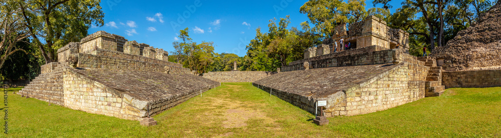 Copan Ruinas, Honduras »; December 2019: Panoramic of the field of the ball game in the temples of Copan Ruinas