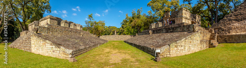 Copan Ruinas, Honduras »; December 2019: Panoramic of the field of the ball game in the temples of Copan Ruinas