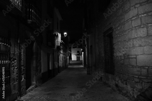 CALLES EN BLANCO Y NEGRO © victor