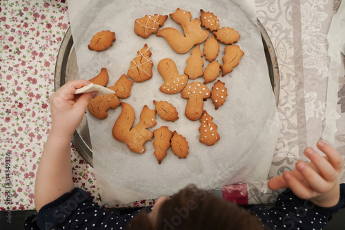 enfant fait des biscuits de Noël 