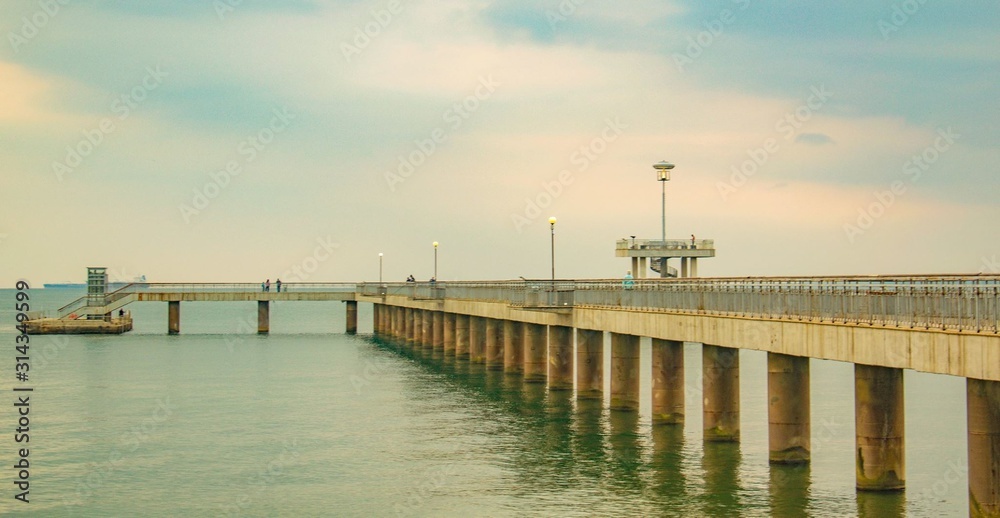 Naklejka premium pier on the lake