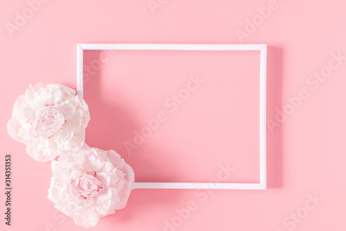 Beautiful flowers composition. Blank frame for text, pink flowers on pastel pink background. Valentines Day, Easter, Birthday, Mother's day. Flat lay, top view, copy space © prime1001