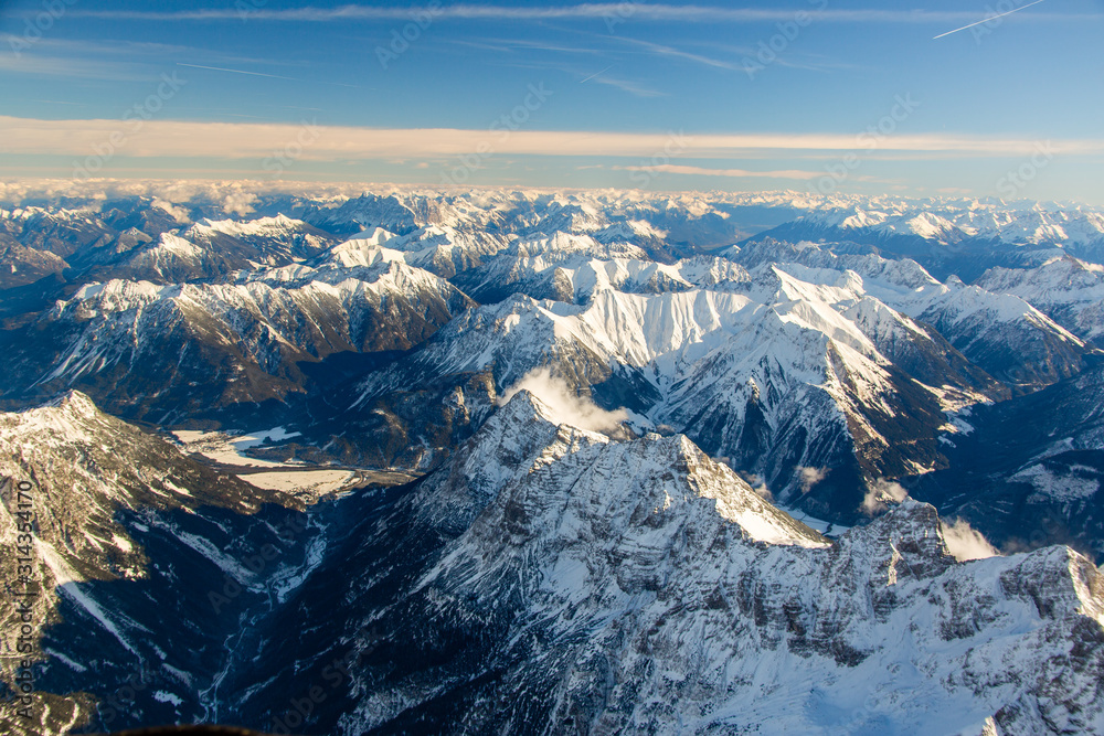 Luftaufnahme der schneebedeckten Alpen mit Blick nach Süden aus dem Heißluftballon
