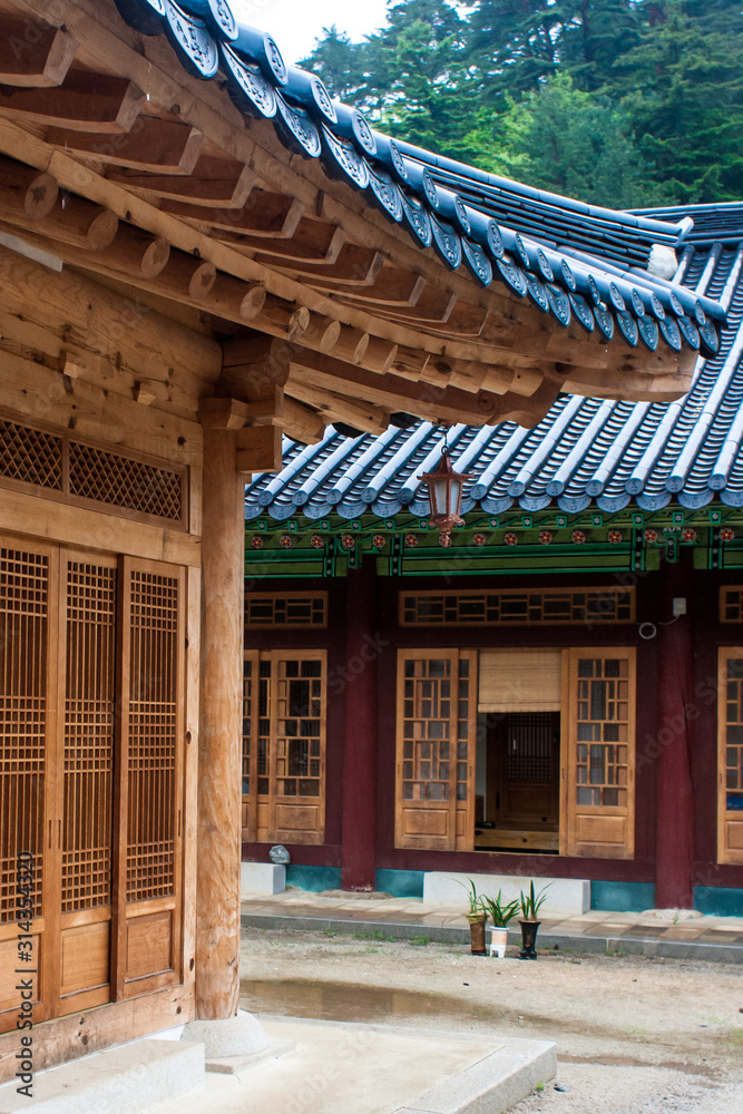 Obraz premium Traditional house in the Woljeongsa, buddhist temple of the Jogye Order of Korean Buddhism. Pyeongchang County, Gangwon Province, South Korea