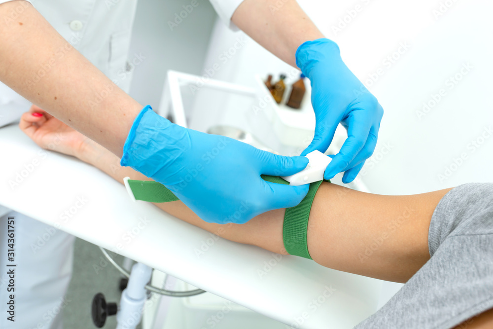 the nurse fastens the clip on the patient hand before the blood sampling procedure.
