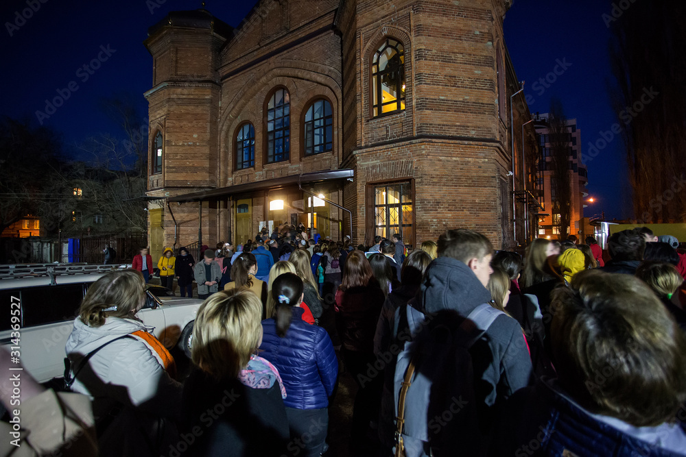 Fototapeta premium Crowd of people are entering to Synagogue