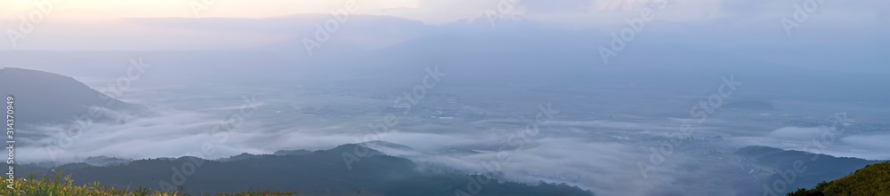 雲海と朝焼けに沿まる阿蘇の田園風景＠熊本