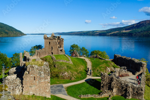Tableau sur toile The ruins of Urquhart Castle on the shore of Loch Ness in Drumnadrochit, Inverne