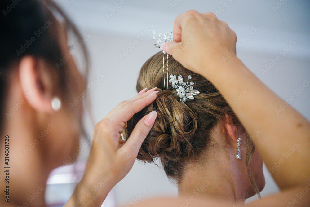 Naklejka premium Bridesmaid hair stylist bride