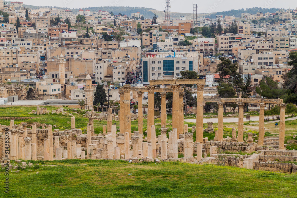 Obraz premium Cardo Maximus street in the ancient city Jerash, Jordan