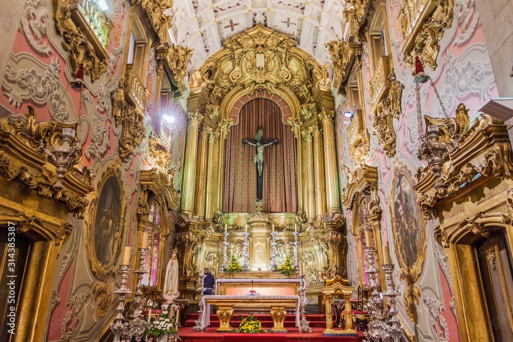 Obraz premium BRAGA, PORTUGAL - OCTOBER 15, 2017: Interior of the Holy Cross (Santa Cruz) Church in Braga, Portugal