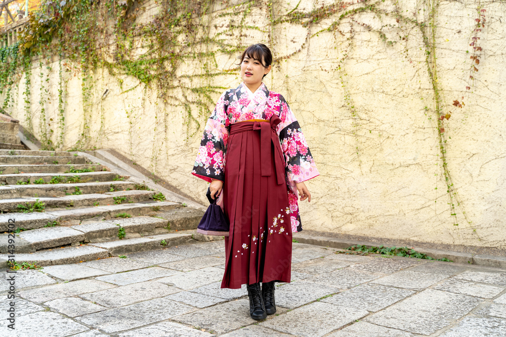 小振袖と袴姿の女性