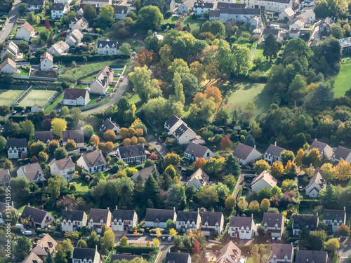 vue aérienne de la ville de Morainvilliers à l'automne dans les Yvelines en France