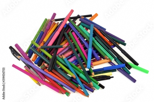 Crayons et stylos feutres de couleur en vrac sur fond blanc