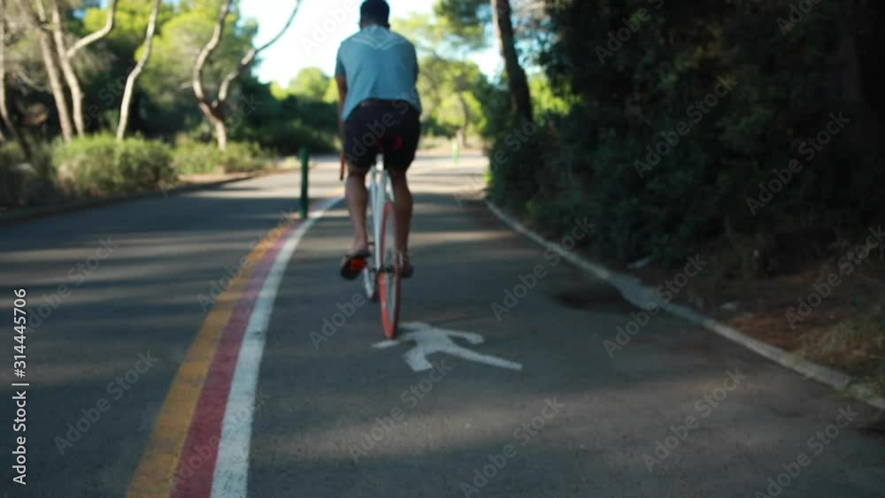 chico joven en bicicleta
