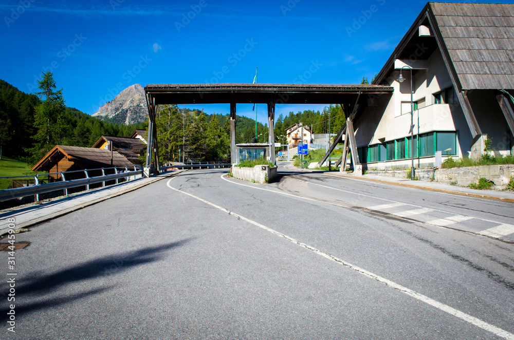 Fototapeta premium La Via Francigena al Passo del Monginevro