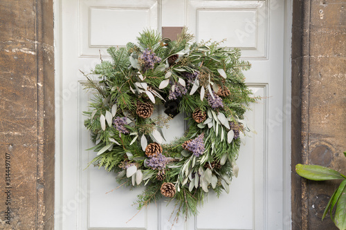 Obraz na płótnie Leaves and Fir Cones on Christmas Wreath w salonie