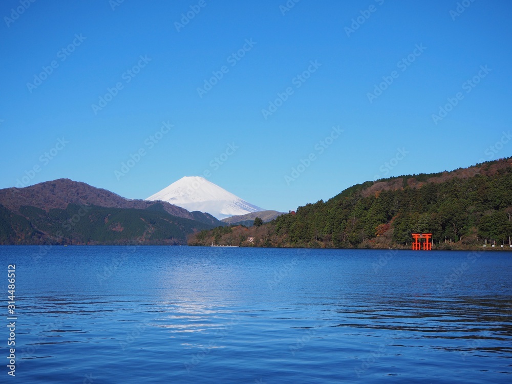 芦ノ湖からの真っ白な富士山
